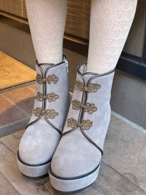 パープル系のシャツ/ブラウス、ベージュ系のブーツ、グリーン系のその他アウターを着用したレディースの秋コーディネートの6枚目の写真