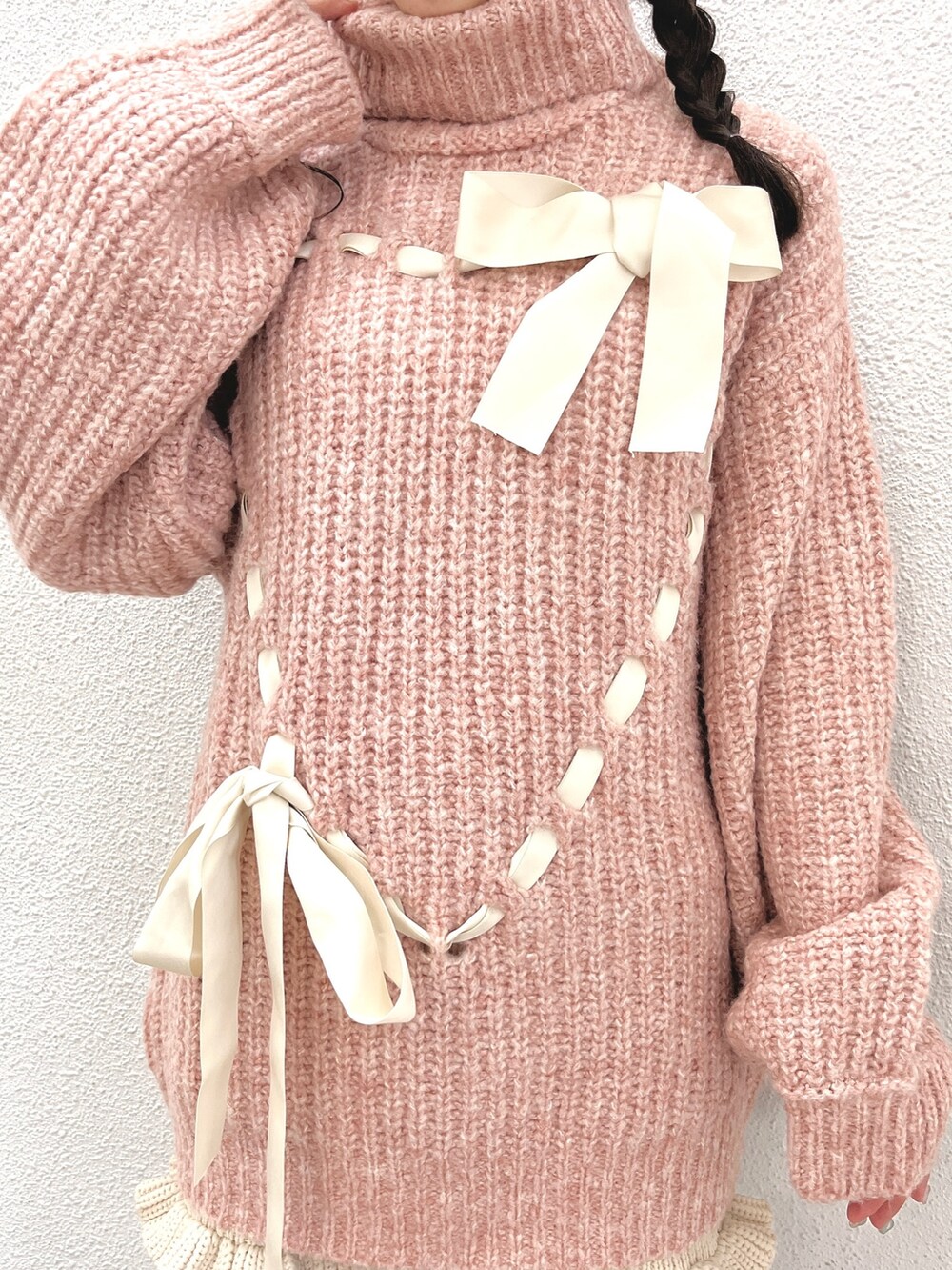 ピンク系のニット/セーター、ホワイト系のスウェットパンツ、ピンク系のスニーカーを着用したレディースの秋コーディネートの6枚目の写真