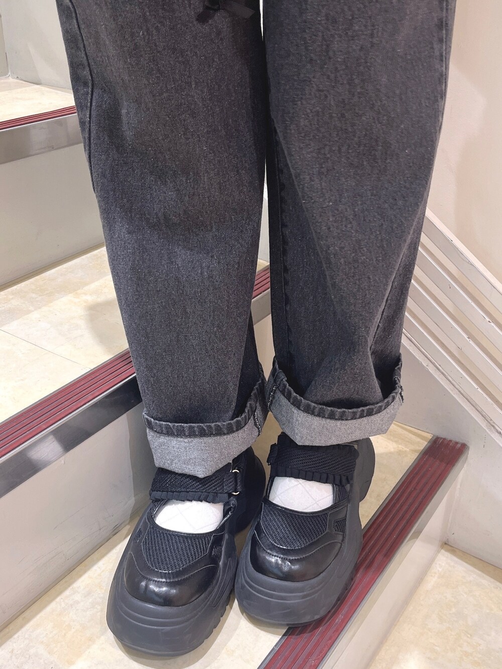 ブラック系のシャツ/ブラウス、ブラック系のキャミソール、ブルー系のショルダーバッグを着用したレディースの春コーディネートの10枚目の写真