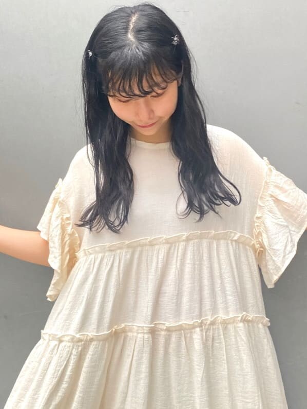 ホワイト系のワンピースを着用したレディースの夏コーディネートの5枚目の写真