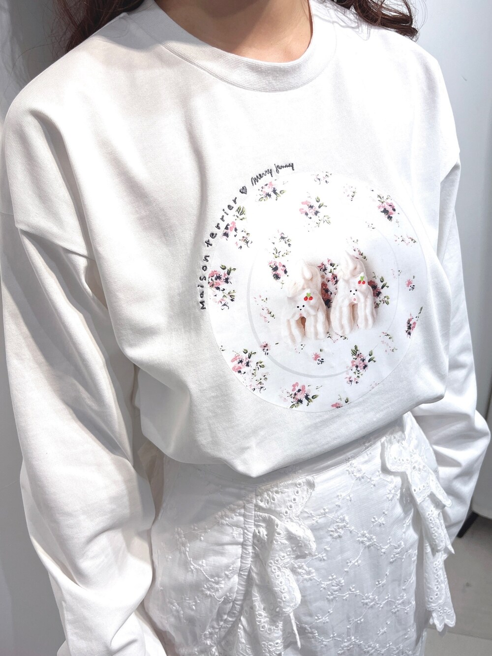 ブラック系のブルゾン、ホワイト系のTシャツ/カットソー、ホワイト系のスカートを着用したレディースの冬コーディネートの9枚目の写真
