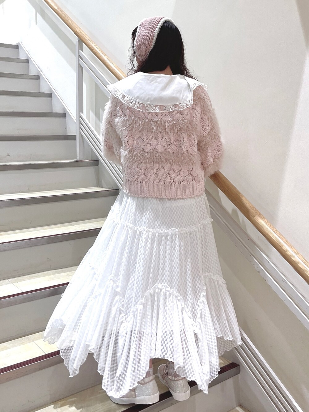 ピンク系のカーディガン/ボレロ、ホワイト系のシャツ/ブラウス、ホワイト系のワンピースを着用したレディースの秋コーディネートの2枚目の写真