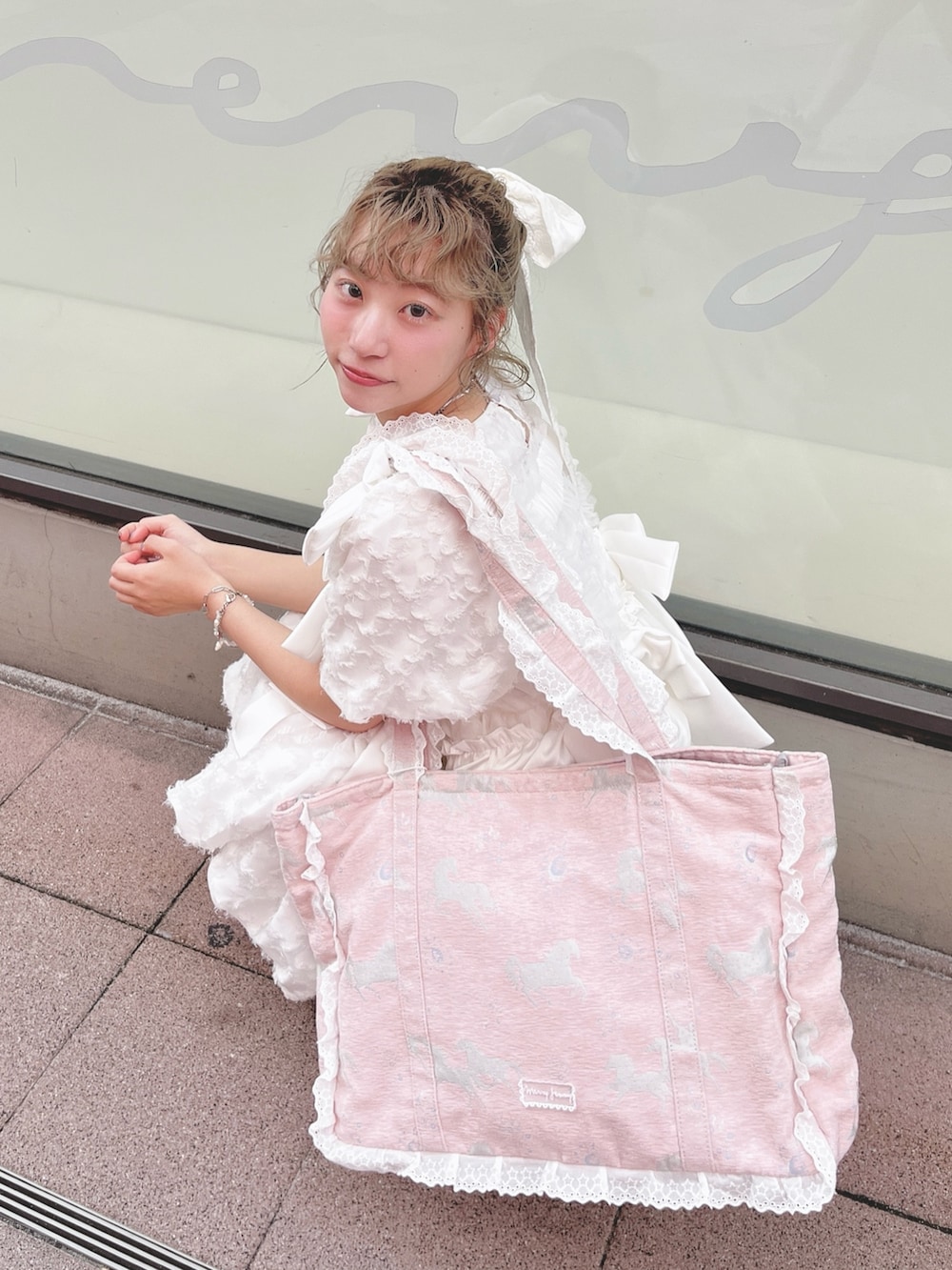 ホワイト系のワンピース、ピンク系のトートバッグ、ホワイト系のスニーカーを着用したレディースの夏コーディネートの7枚目の写真
