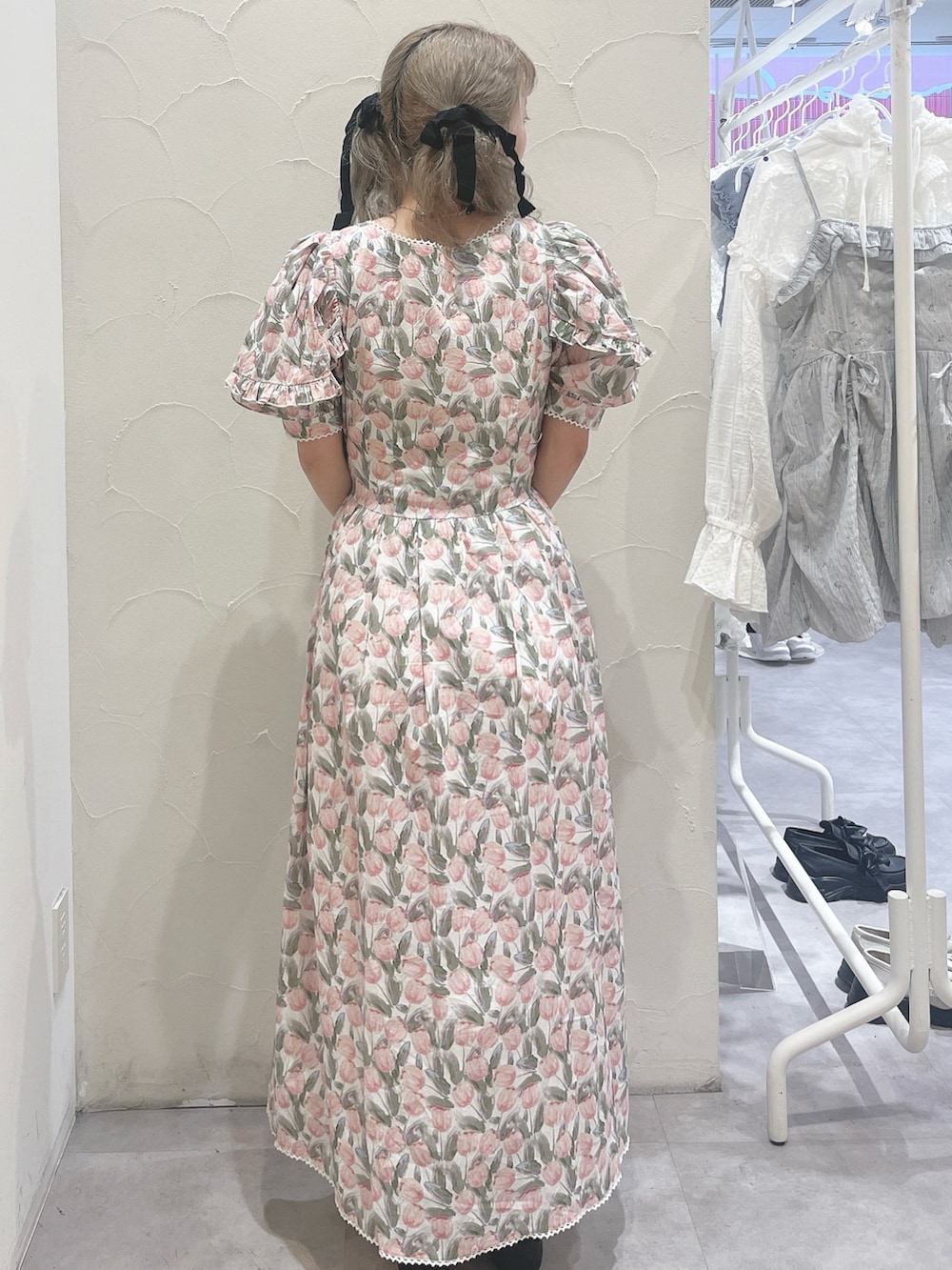 ホワイト系のワンピース、ブラック系のバレエシューズ、グリーン系のチョーカーを着用したレディースの春コーディネートの5枚目の写真