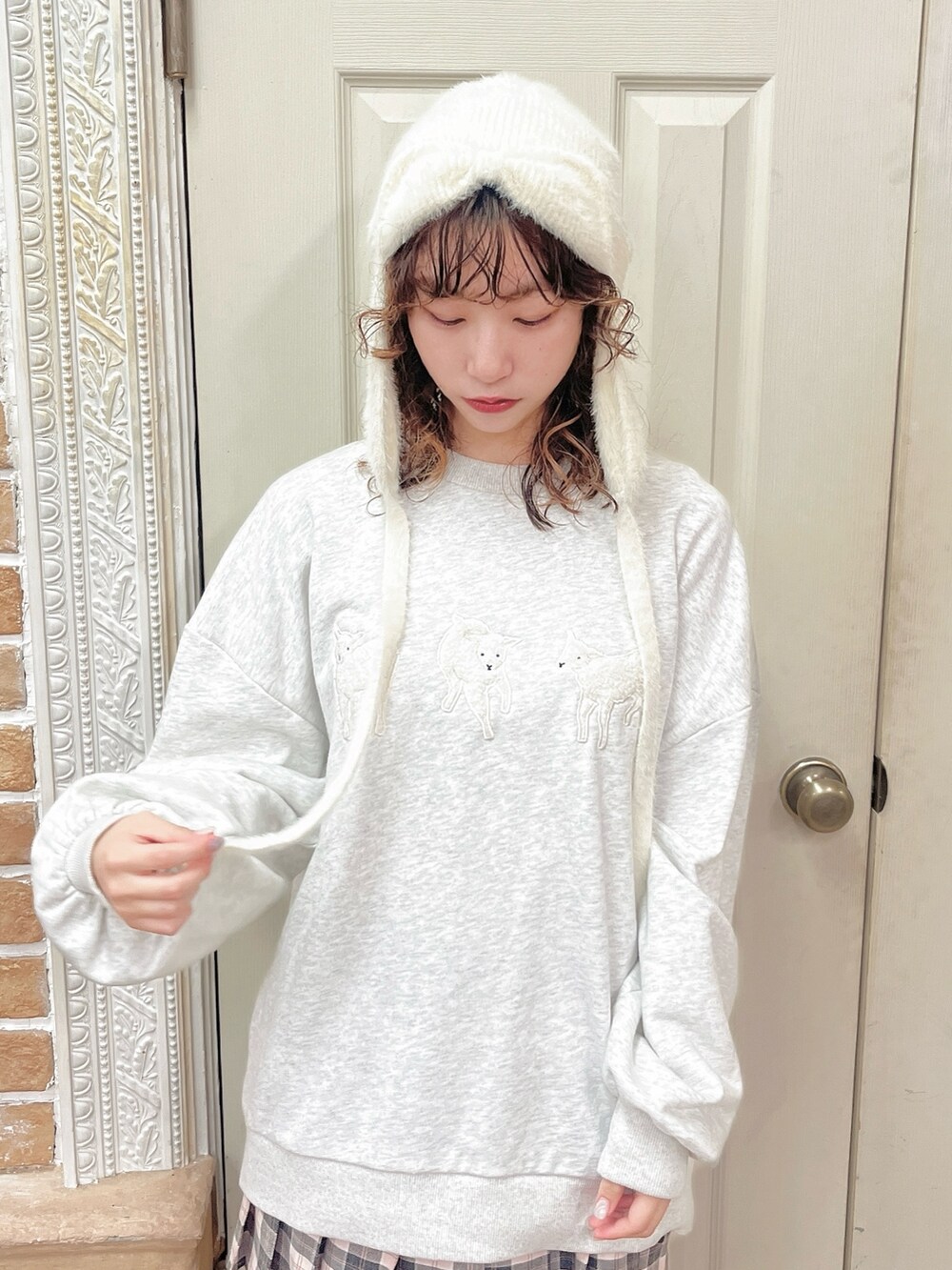 ピンク系のスラックス、グレー系のスウェット、ホワイト系のスニーカーを着用したレディースの夏コーディネートの6枚目の写真