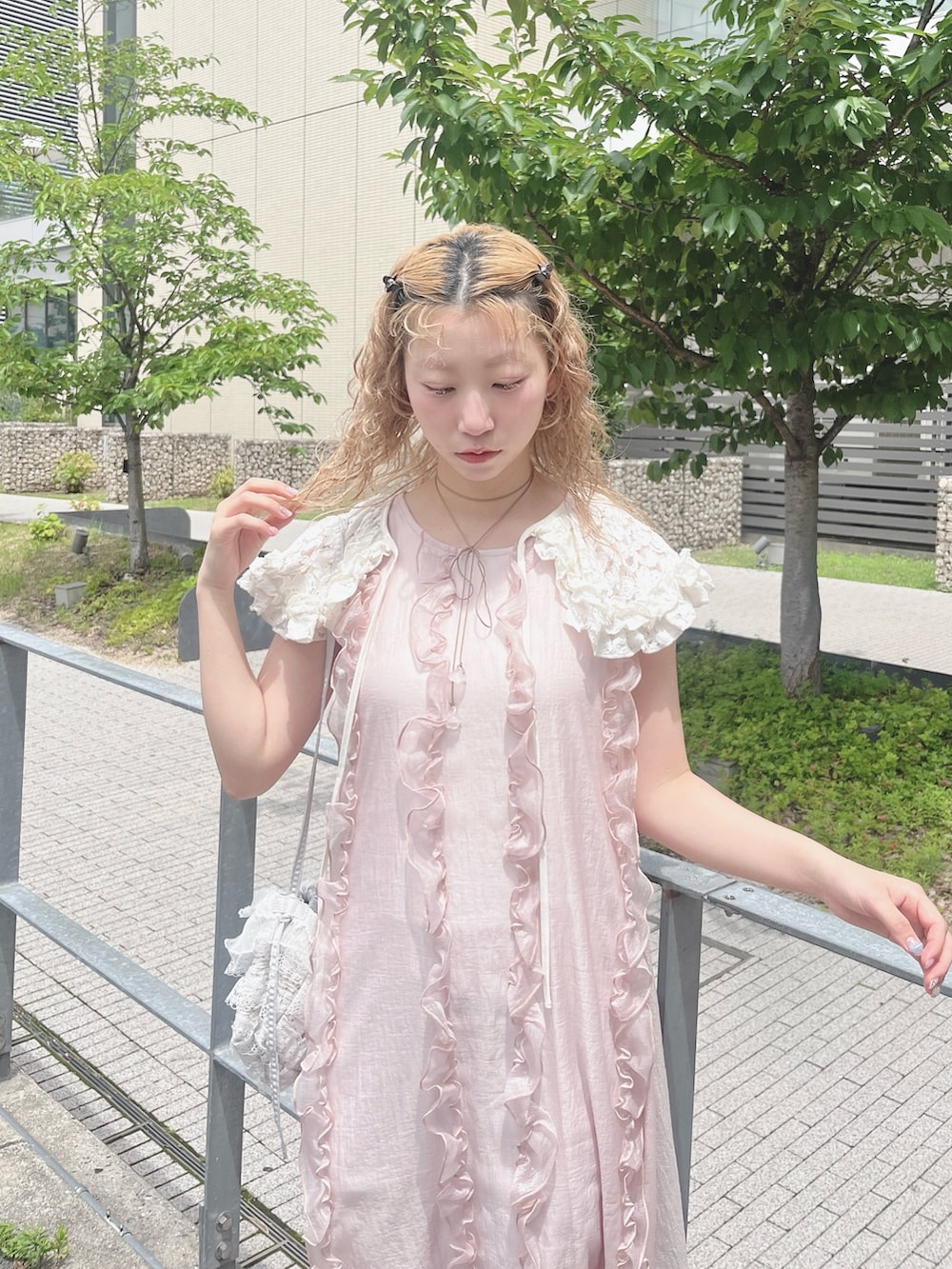 ピンク系のワンピース、ホワイト系のバレエシューズ、ブルー系のショルダーバッグを着用したレディースの夏コーディネートの5枚目の写真