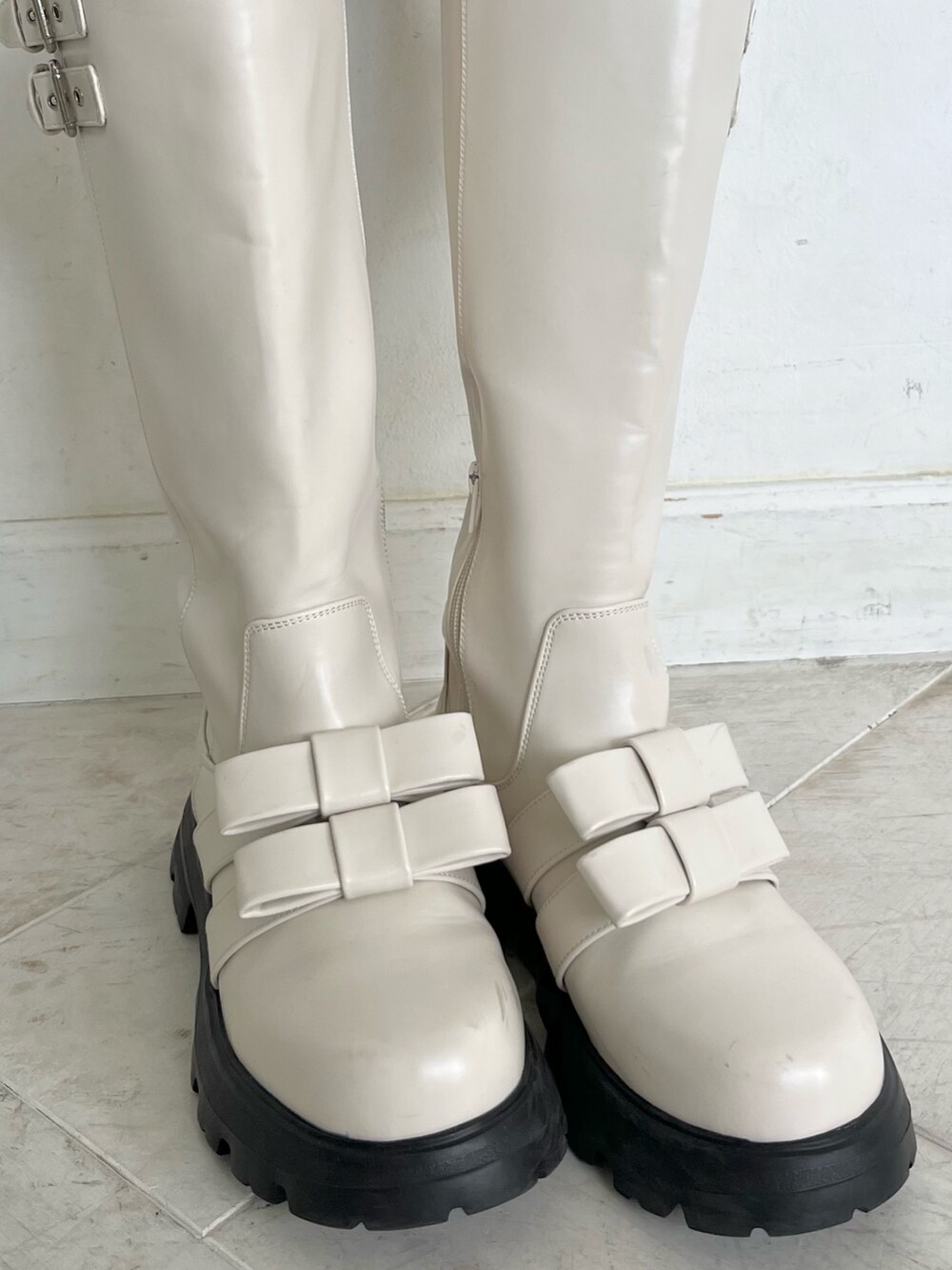 ホワイト系のカーディガン/ボレロ、ベージュ系のスウェットパンツ、ホワイト系のブーツを着用したレディースの秋コーディネートの10枚目の写真