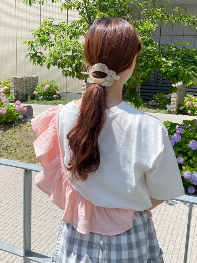 グレー系のスカート、ホワイト系のTシャツ/カットソー、ホワイト系のショルダーバッグを着用したレディースの夏コーディネートの3枚目の写真