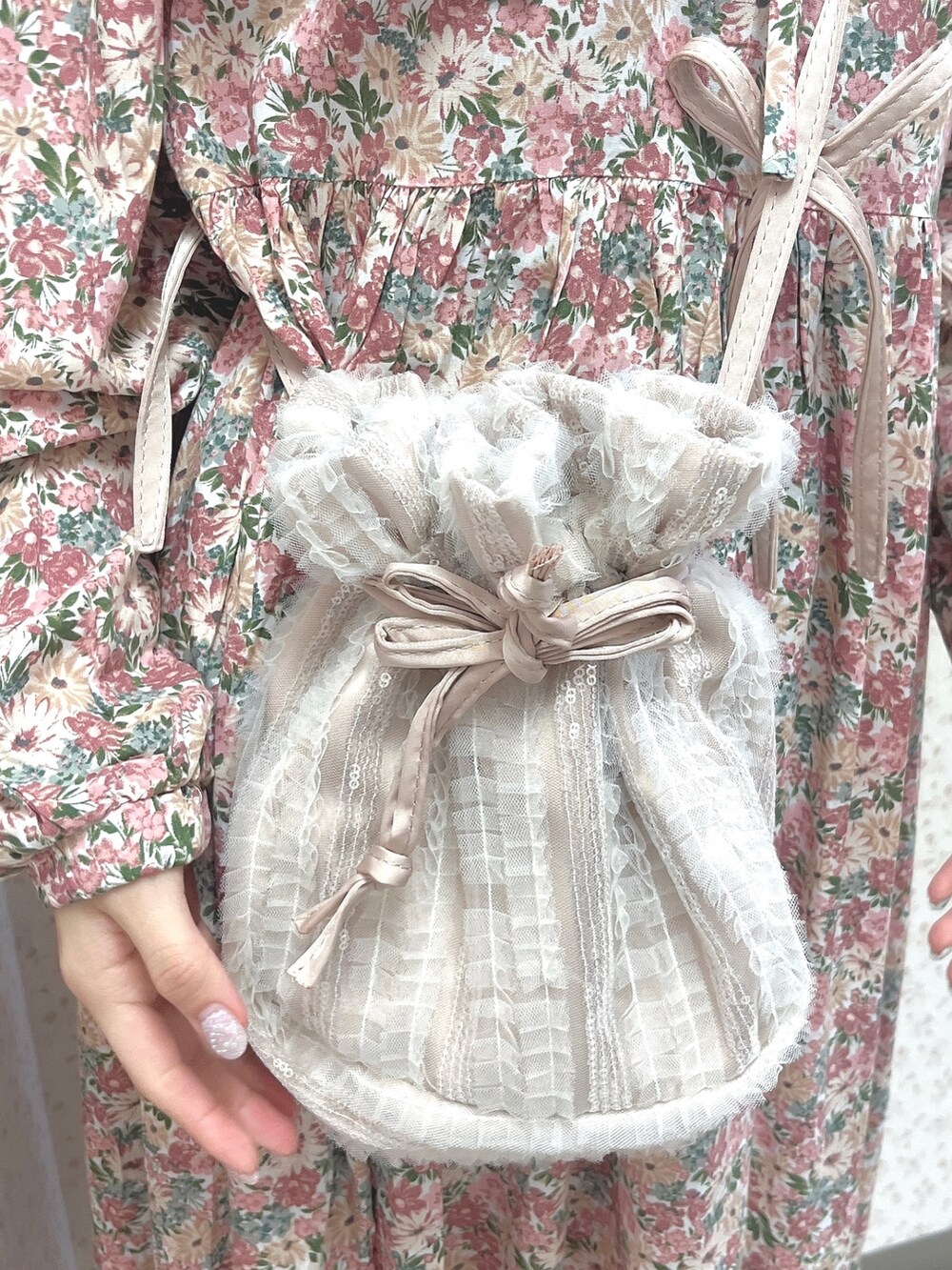 ピンク系のワンピース、ピンク系のショルダーバッグ、ホワイト系のパンプスを着用したレディースの春コーディネートの8枚目の写真