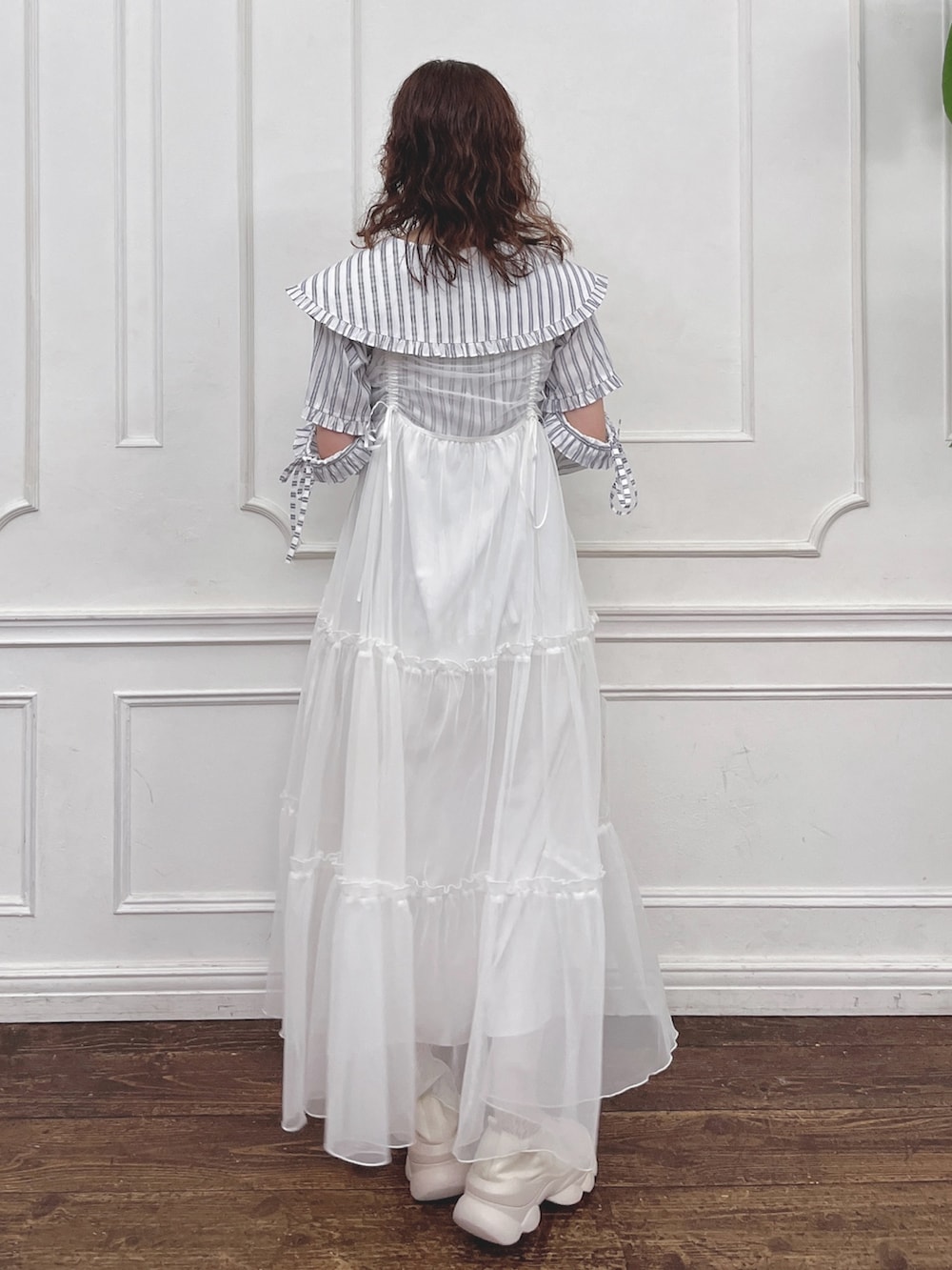 ホワイト系のシャツ/ブラウス、ホワイト系のシャツ/ブラウス、ホワイト系のワンピースを着用したレディースの夏コーディネートの6枚目の写真