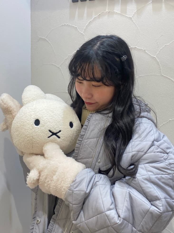 ブルー系のその他アウター、ホワイト系のワンピース、ブルー系のスニーカーを着用したレディースの秋コーディネートの5枚目の写真