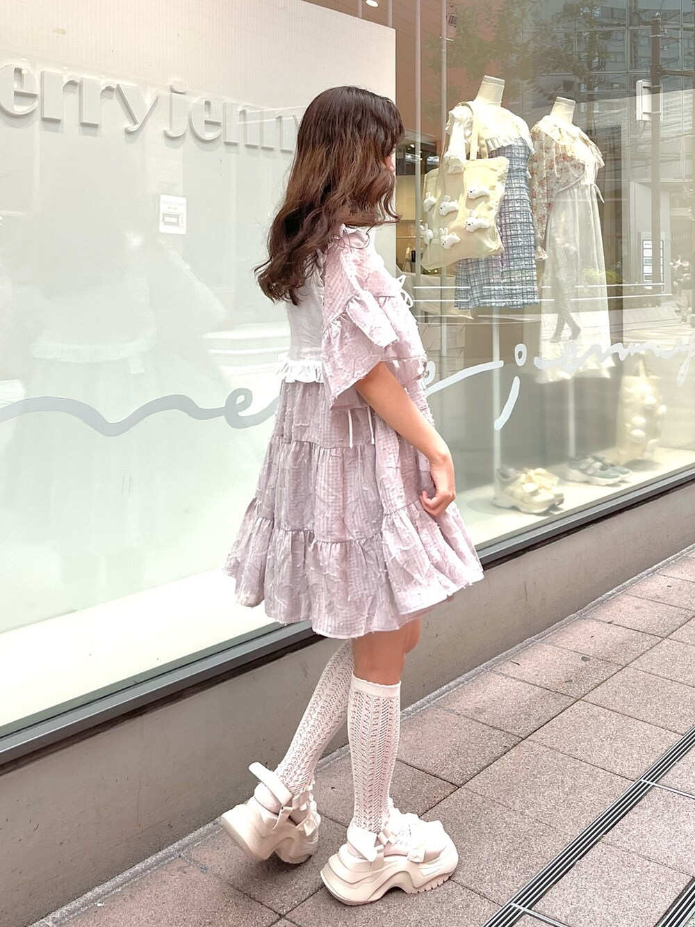 パープル系のワンピース、ホワイト系のサンダル、ホワイト系の付け襟を着用したレディースの春コーディネートの3枚目の写真