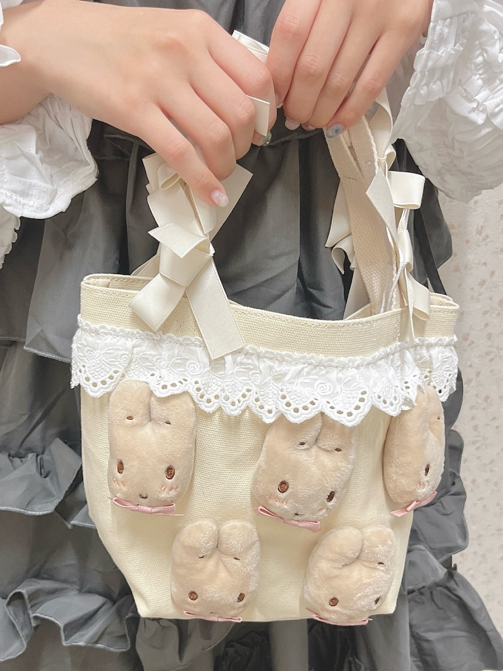 ホワイト系のシャツ/ブラウス、グレー系のワンピース、ホワイト系のハンドバッグを着用したレディースの夏コーディネートの7枚目の写真