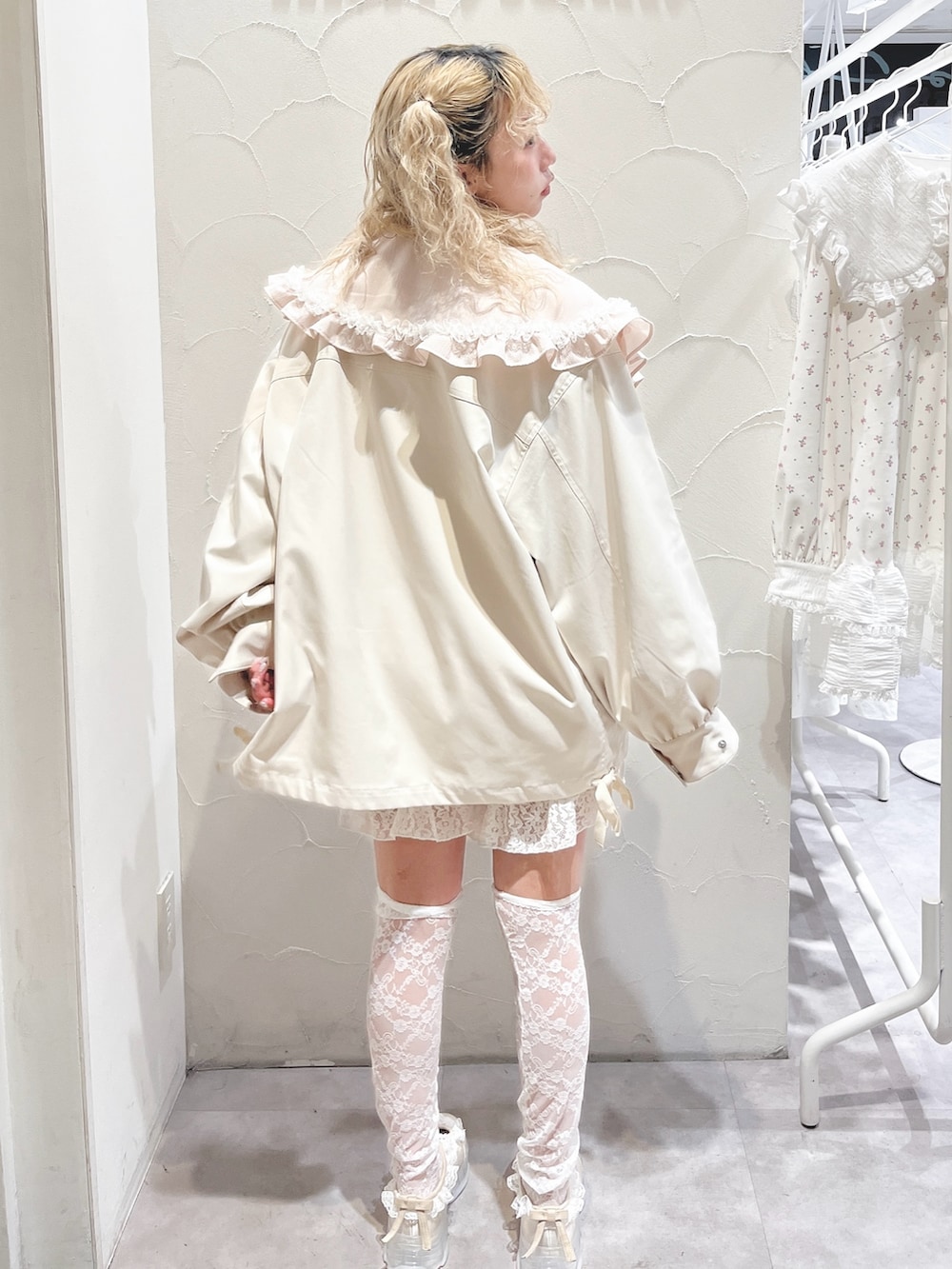 ピンク系のシャツ/ブラウス、ホワイト系のその他パンツ、ホワイト系のブルゾンを着用したレディースの冬コーディネートの4枚目の写真