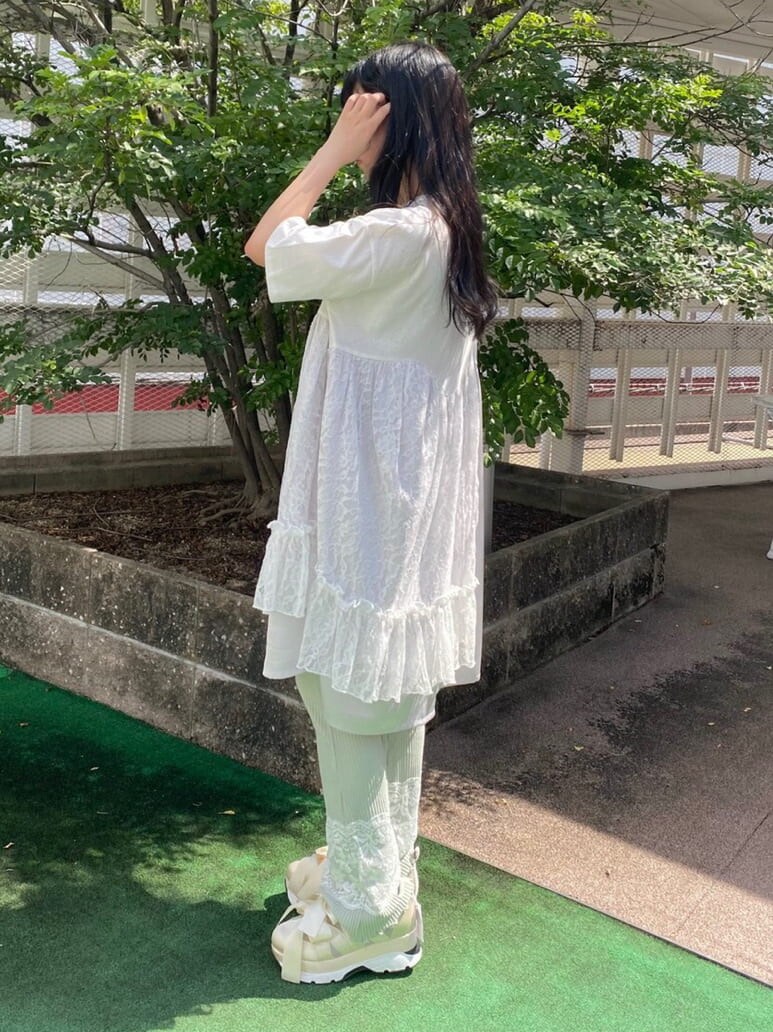 ホワイト系のスニーカー、グリーン系のその他パンツ、ホワイト系のワンピースを着用したレディースの夏コーディネートの5枚目の写真