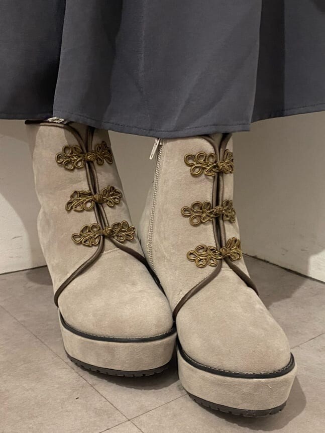 ベージュ系のブーツ、ブラウン系のハンドバッグ、ブルー系のワンピースを着用したレディースの秋コーディネートの6枚目の写真