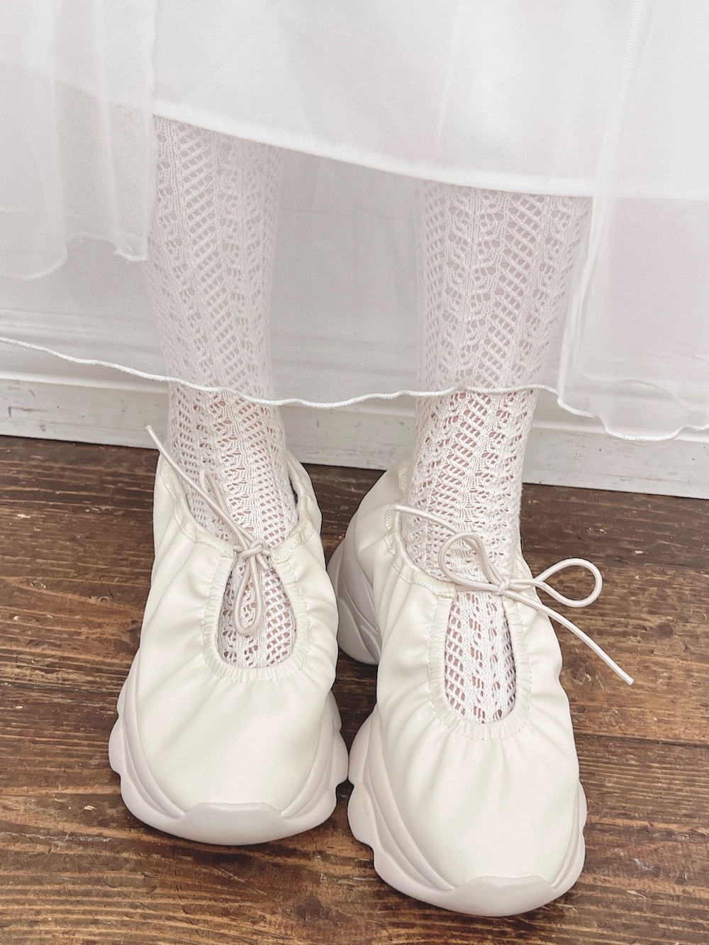 ホワイト系のシャツ/ブラウス、ホワイト系のシャツ/ブラウス、ホワイト系のワンピースを着用したレディースの夏コーディネートの10枚目の写真