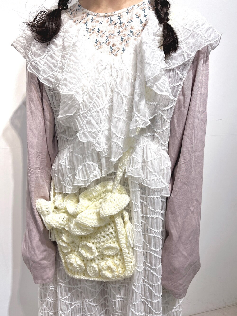 ホワイト系のワンピース、ホワイト系のワンピース、ホワイト系のスニーカーを着用したレディースの秋コーディネートの4枚目の写真