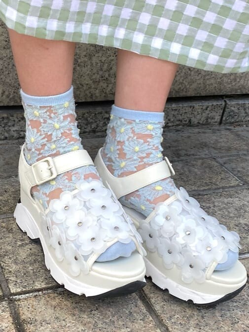 ホワイト系のサンダル、ホワイト系のショルダーバッグ、グリーン系のワンピースを着用したレディースの春コーディネートの6枚目の写真