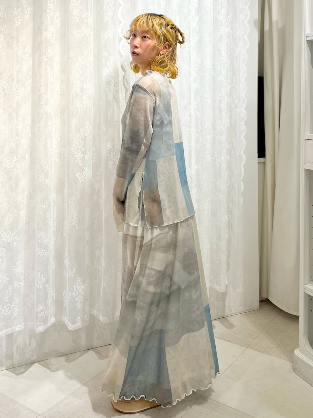 グリーン系のTシャツ/カットソー、グリーン系のスカート、ピンク系のスニーカーを着用したレディースの夏コーディネートの3枚目の写真