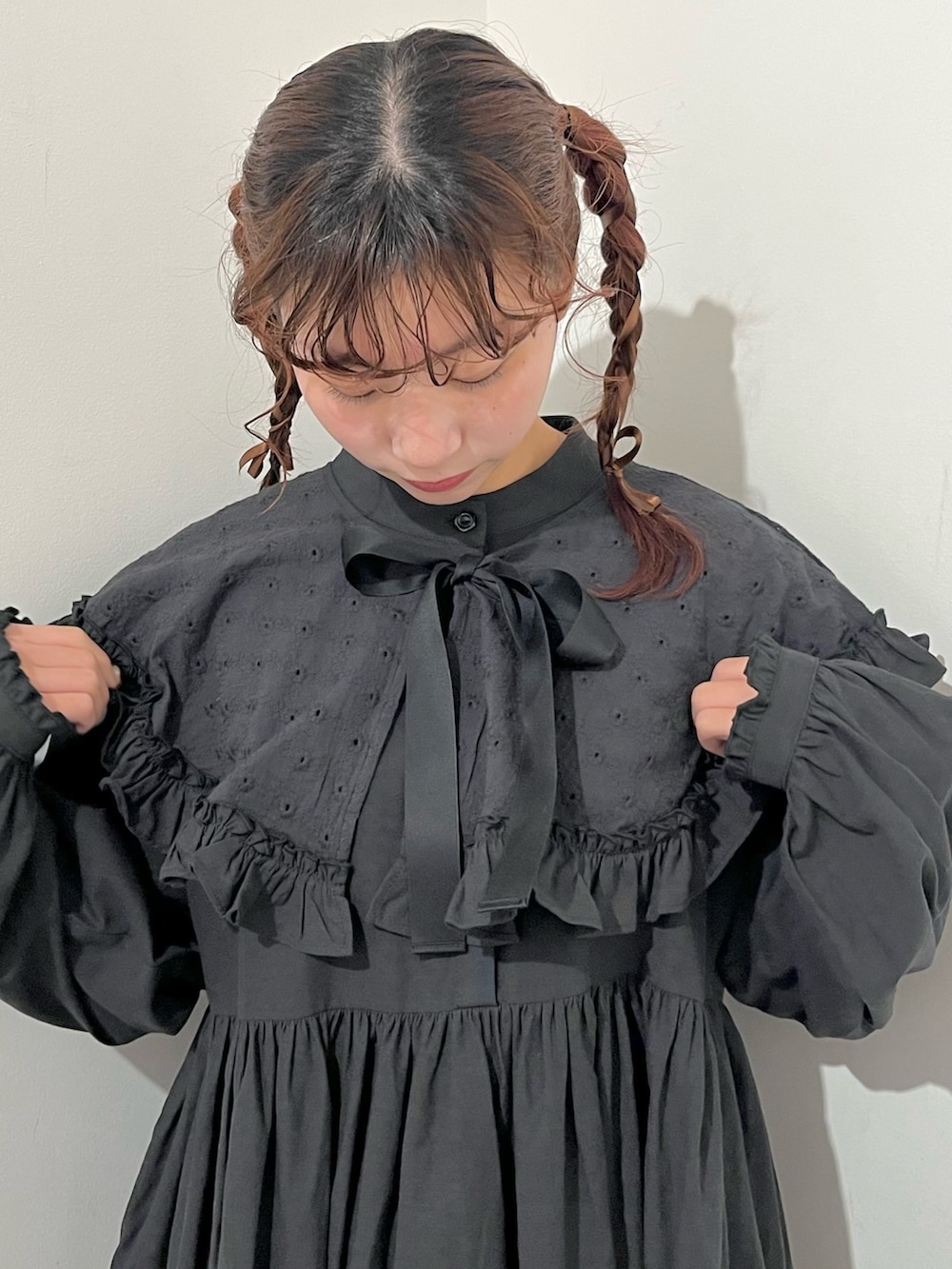 ブラック系のワンピース、ブラック系のスニーカーを着用したレディースの冬コーディネートの3枚目の写真