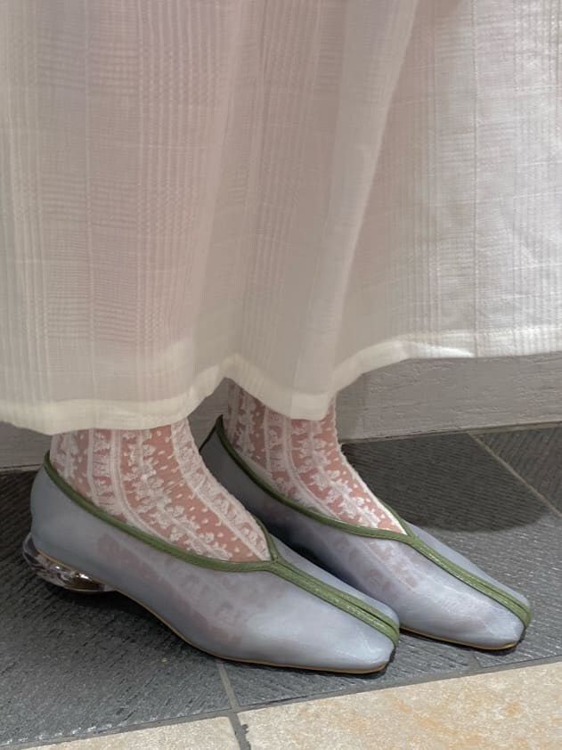 グリーン系のシャツ/ブラウス、ブルー系のパンプス、ホワイト系のワンピースを着用したレディースの冬コーディネートの7枚目の写真