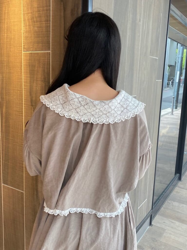 ベージュ系のワンピース、ベージュ系のサンダルを着用したレディースの夏コーディネートの7枚目の写真