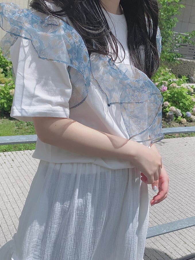 ホワイト系のスカートを着用したレディースの夏コーディネートの6枚目の写真