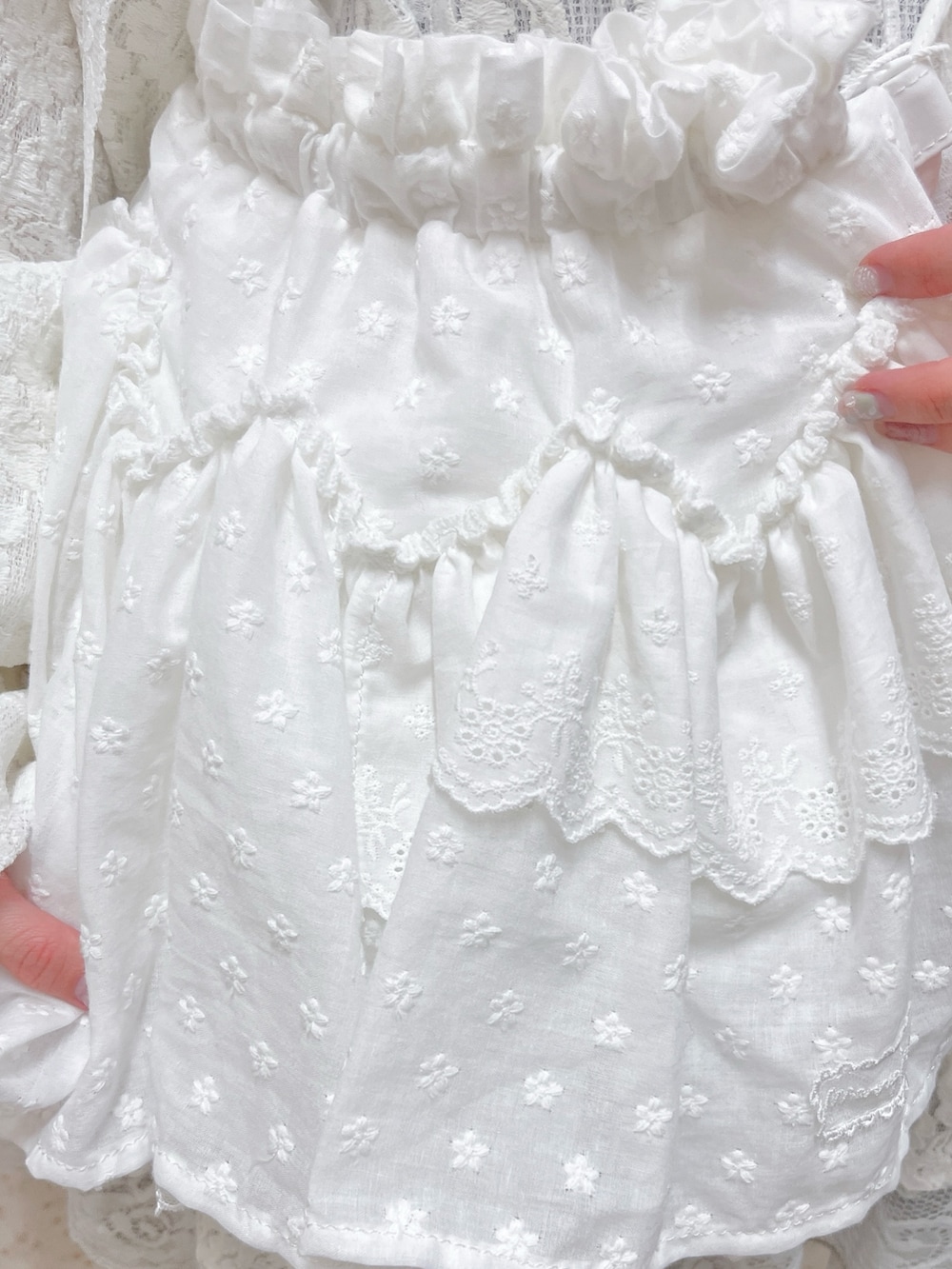 ホワイト系のテーラードジャケット、ホワイト系のTシャツ/カットソー、ブルー系のワンピースを着用したレディースの冬コーディネートの6枚目の写真