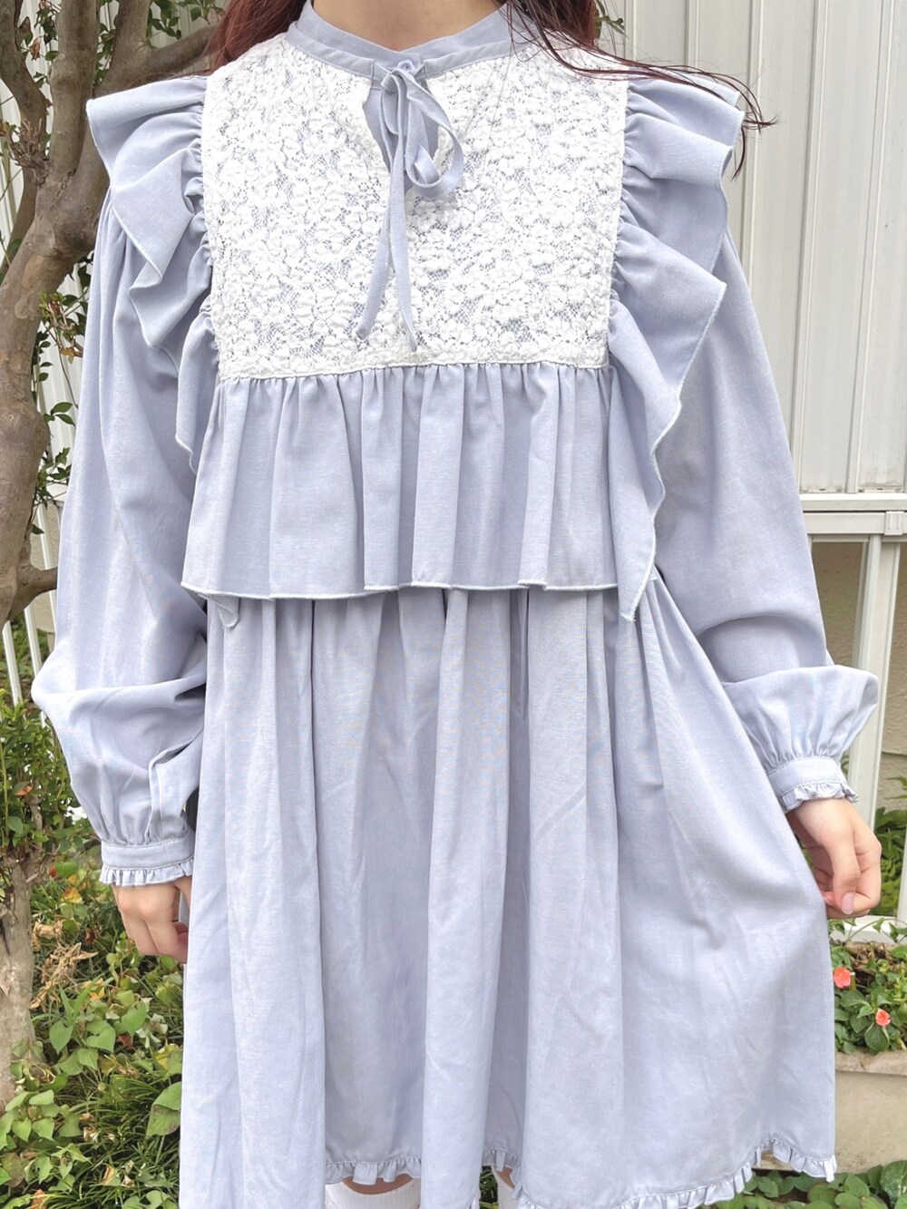 ブルー系のワンピース、ホワイト系のサンダルを着用したレディースの夏コーディネートの4枚目の写真