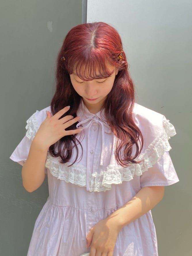 ホワイト系のスニーカー、ホワイト系のショルダーバッグ、ピンク系のワンピースを着用したレディースの夏コーディネートの5枚目の写真