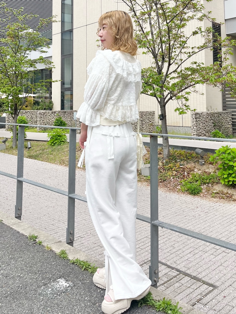 ホワイト系のカーディガン/ボレロ、ホワイト系のニット/セーター、ホワイト系のスウェットパンツを着用したレディースの春コーディネートの3枚目の写真