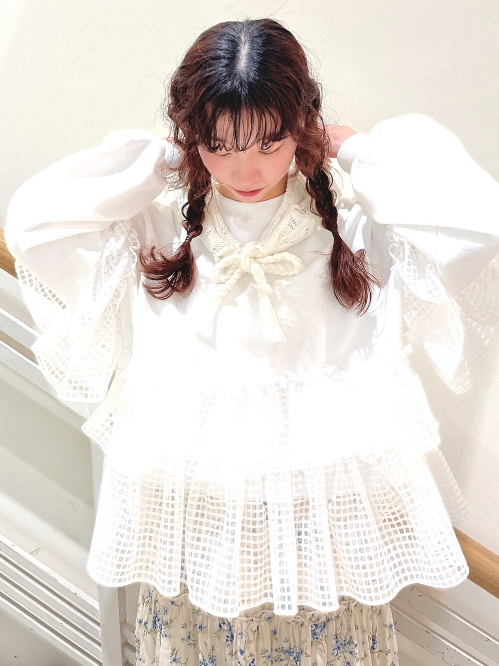 ホワイト系のスウェット、ブルー系のスカート、ホワイト系のスニーカーを着用したレディースの冬コーディネートの5枚目の写真