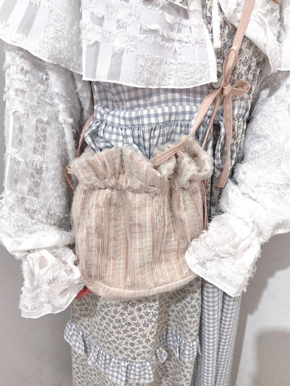 ホワイト系のシャツ/ブラウス、ブルー系のワンピース、ピンク系のショルダーバッグを着用したレディースの春コーディネートの6枚目の写真