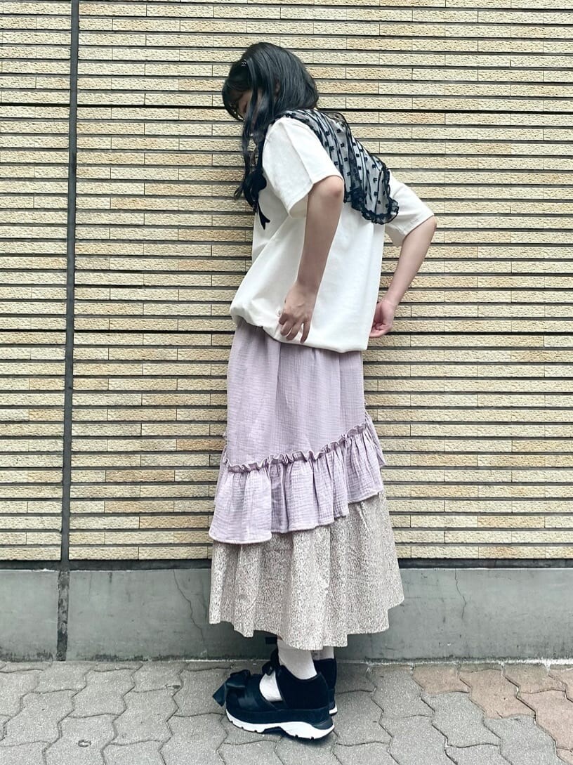 ホワイト系のTシャツ/カットソー、パープル系のスカートを着用したレディースの夏コーディネートの3枚目の写真