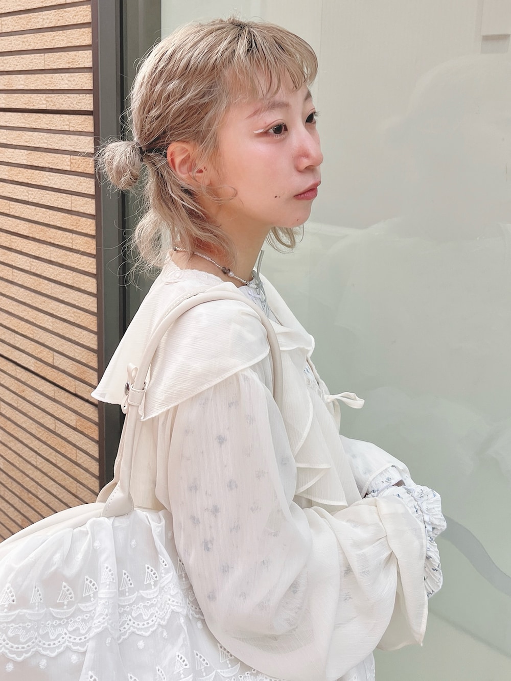 ホワイト系のカーディガン/ボレロ、ブルー系のTシャツ/カットソー、パープル系のスカートを着用したレディースの春コーディネートの7枚目の写真