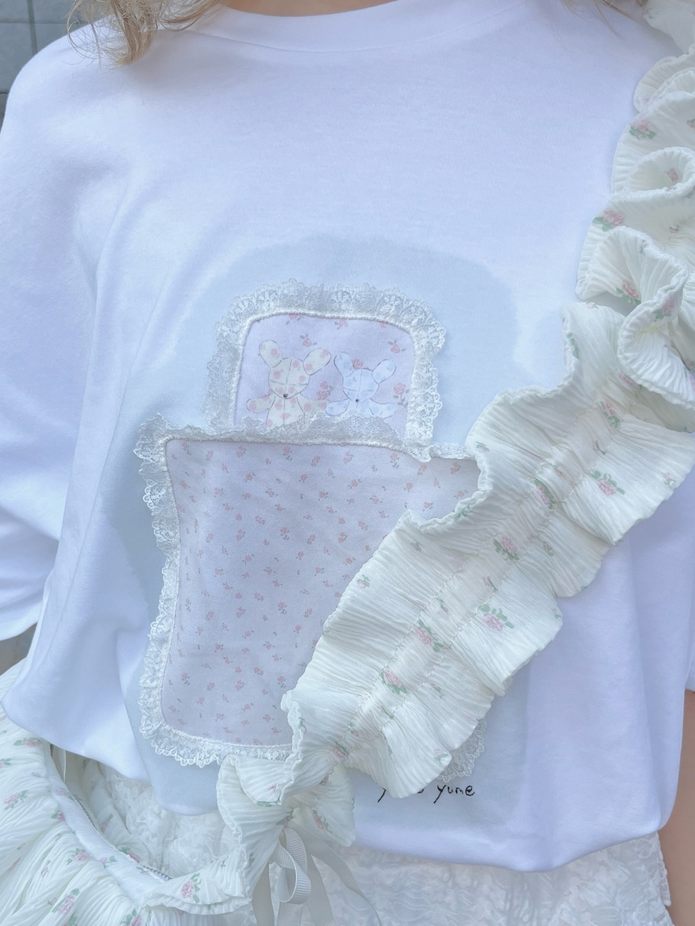 ホワイト系のショルダーバッグ、ホワイト系のTシャツ/カットソー、ホワイト系のスカートを着用したレディースの夏コーディネートの7枚目の写真