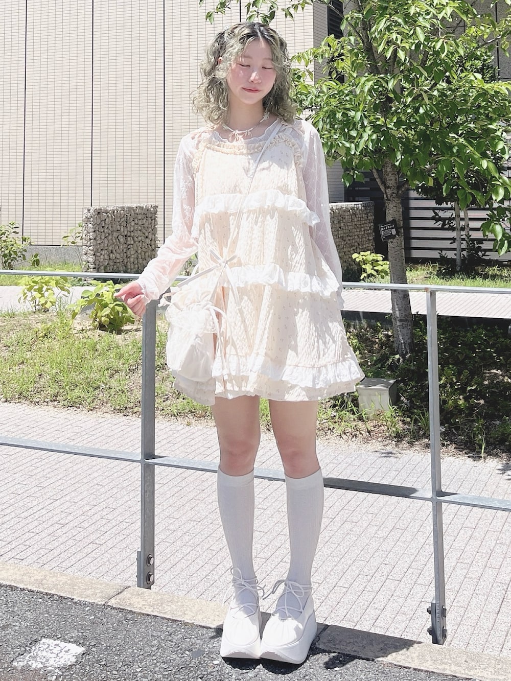 ホワイト系のTシャツ/カットソー、ホワイト系のチュニック、ホワイト系のショルダーバッグを着用したレディースの夏コーディネートの2枚目の写真