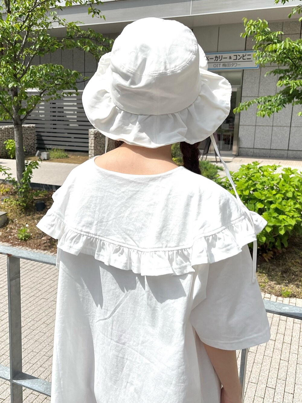 ホワイト系のサンダル、ホワイト系のTシャツ/カットソー、ピンク系のその他パンツを着用したレディースの春コーディネートの5枚目の写真