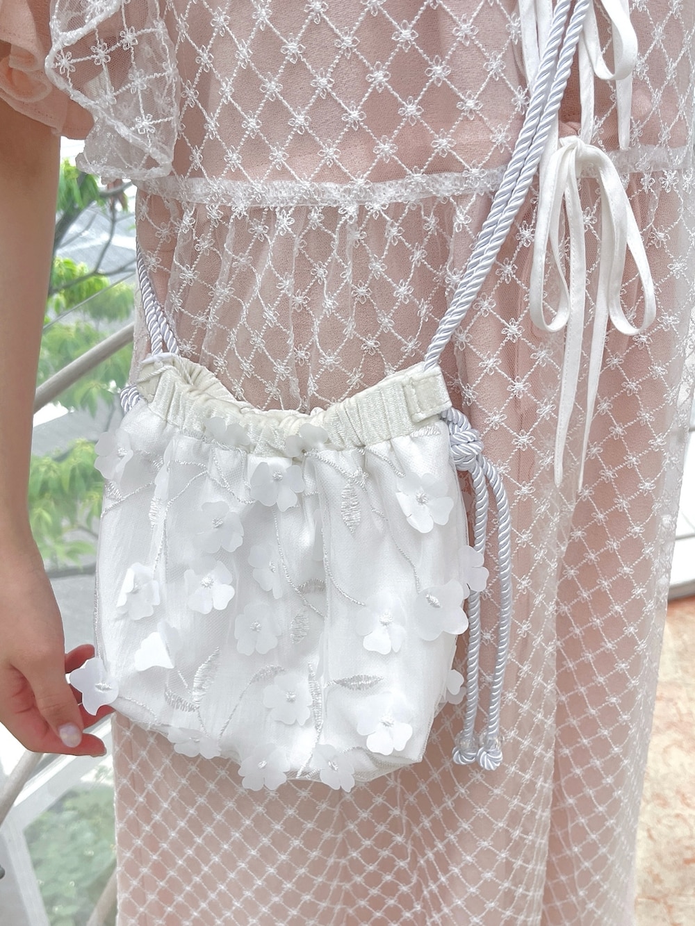 ホワイト系のショルダーバッグ、ピンク系のワンピース、ホワイト系のワンピースを着用したレディースの夏コーディネートの9枚目の写真