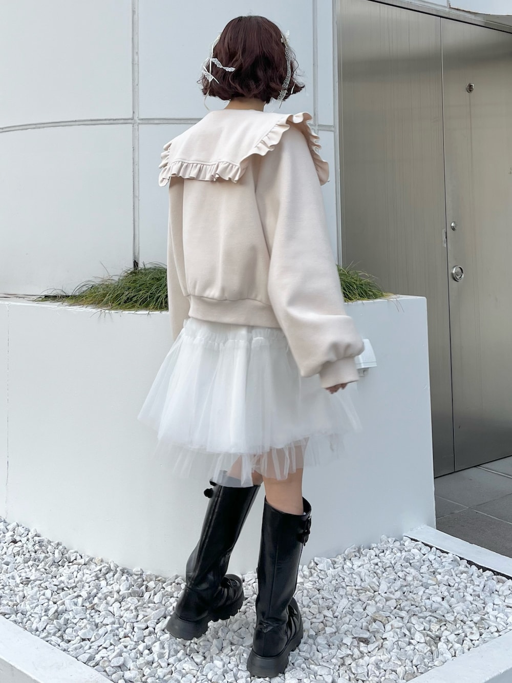 ホワイト系のブルゾン、ホワイト系のニット/セーター、ホワイト系のワンピースを着用したレディースの冬コーディネートの2枚目の写真