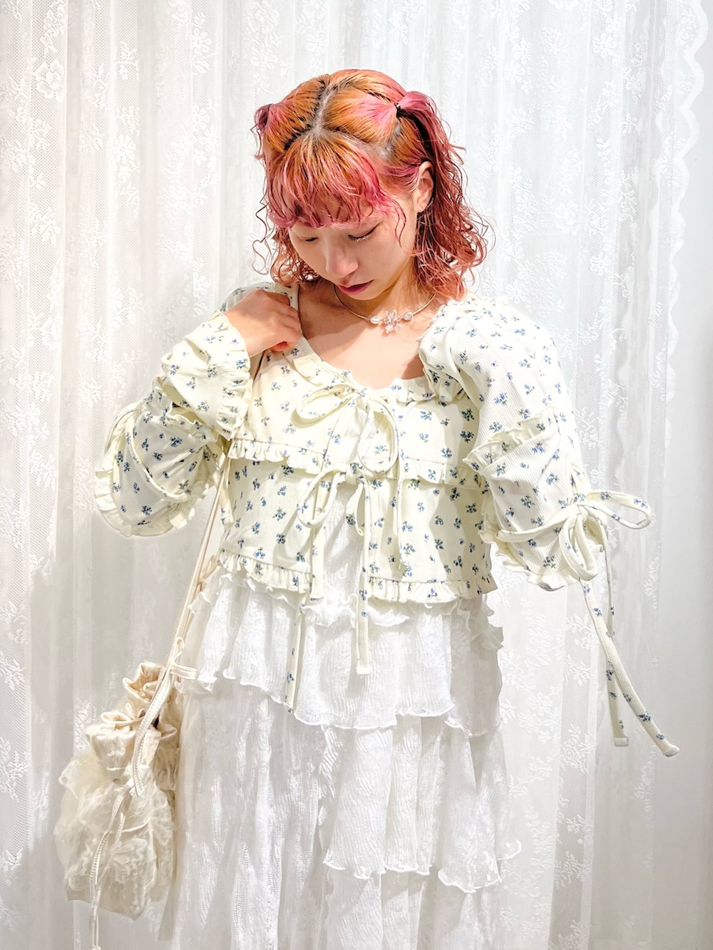 ホワイト系のカーディガン/ボレロ、ホワイト系のワンピース、ホワイト系のショルダーバッグを着用したレディースの夏コーディネートの6枚目の写真