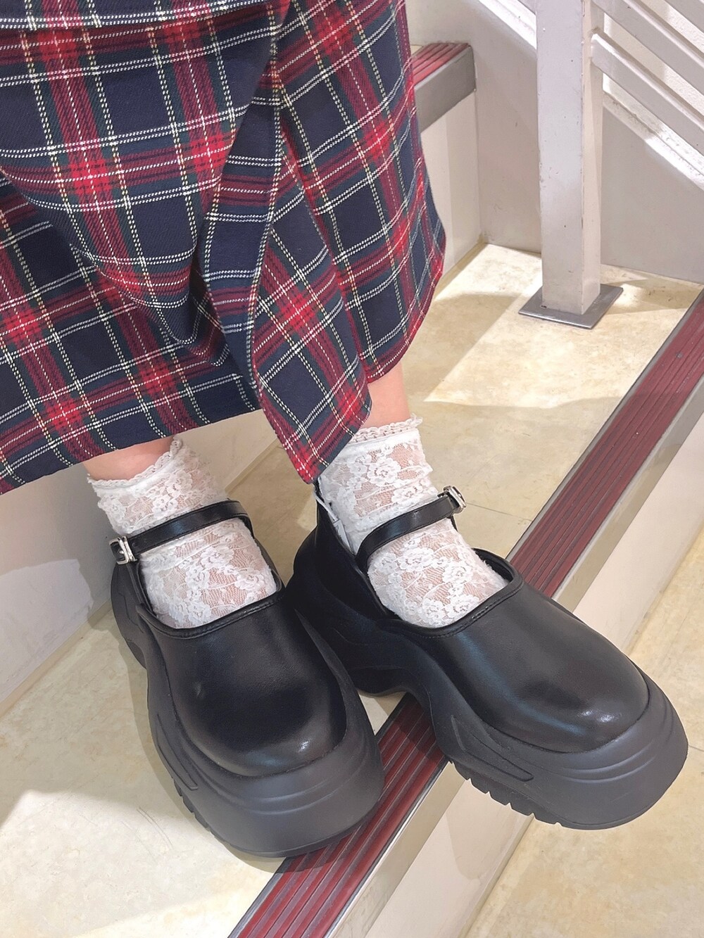 ホワイト系のスウェット、ホワイト系のシャツ/ブラウス、ブルー系のスカートを着用したレディースの秋コーディネートの7枚目の写真