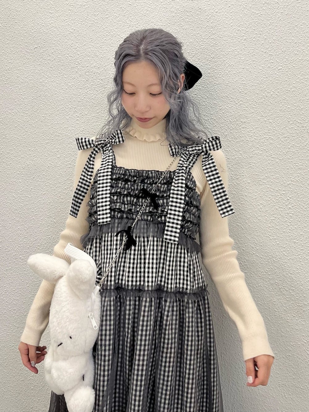 ブラック系のワンピース、ホワイト系のニット/セーター、ブラック系のローファーを着用したレディースの秋コーディネートの3枚目の写真
