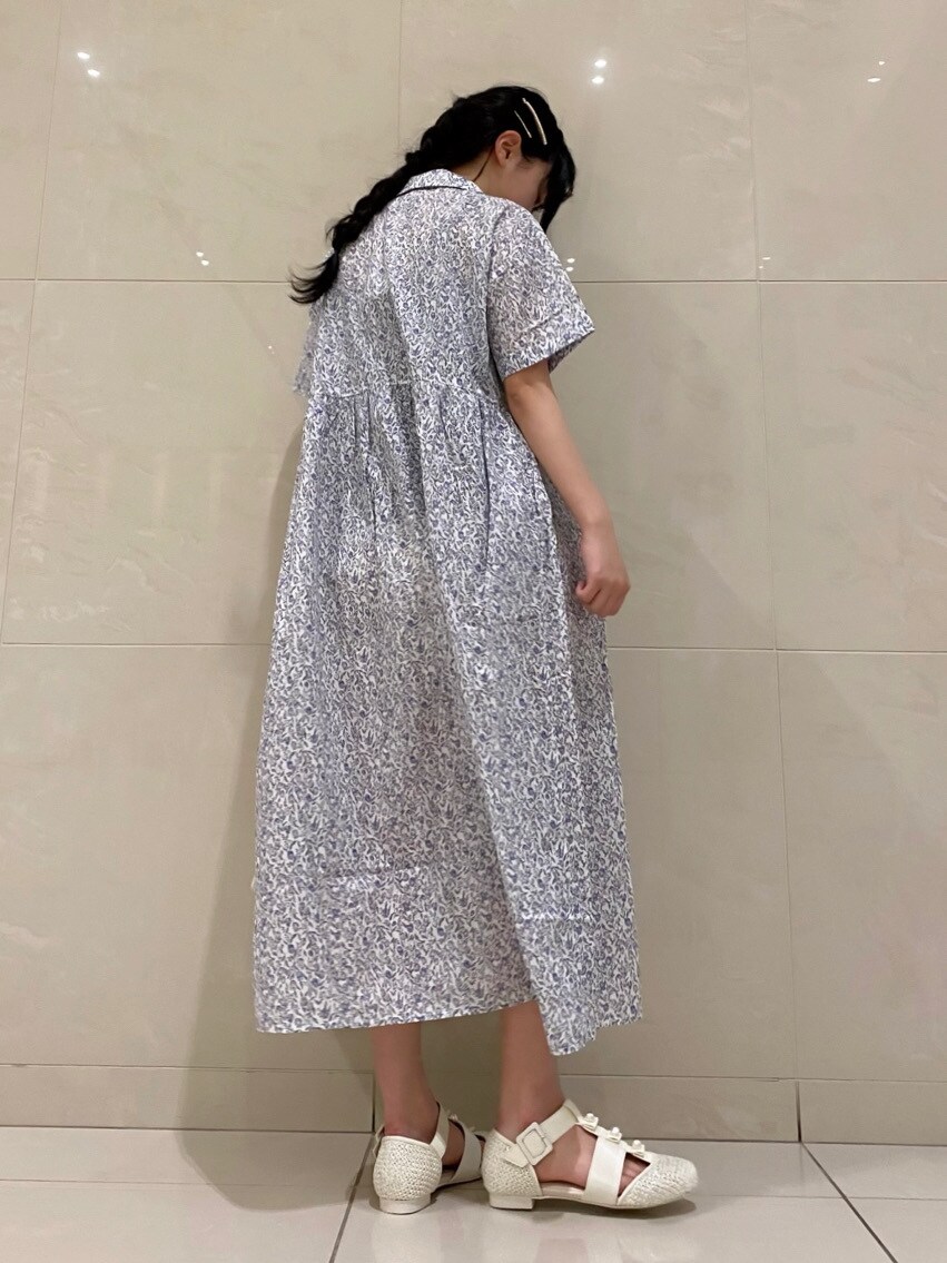 ホワイト系のパンプス、パープル系のワンピース、ホワイト系のその他雑貨を着用したレディースの春コーディネートの3枚目の写真