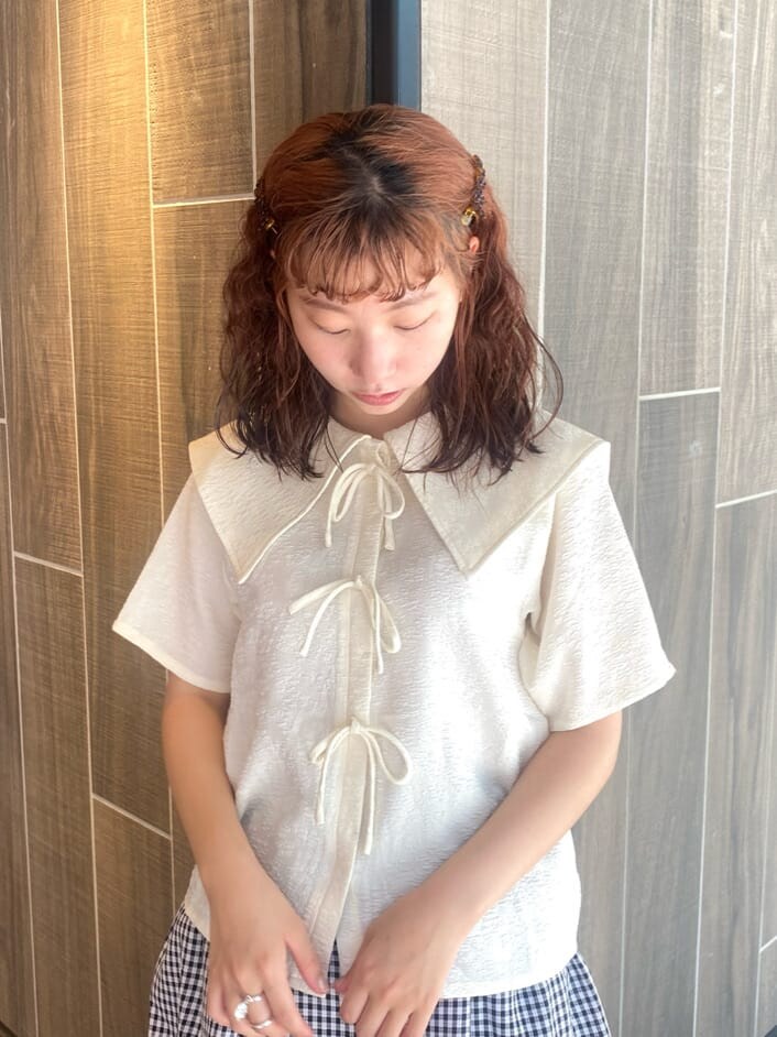 ホワイト系のスニーカー、ブラック系のスカート、ホワイト系のシャツ/ブラウスを着用したレディースの夏コーディネートの4枚目の写真