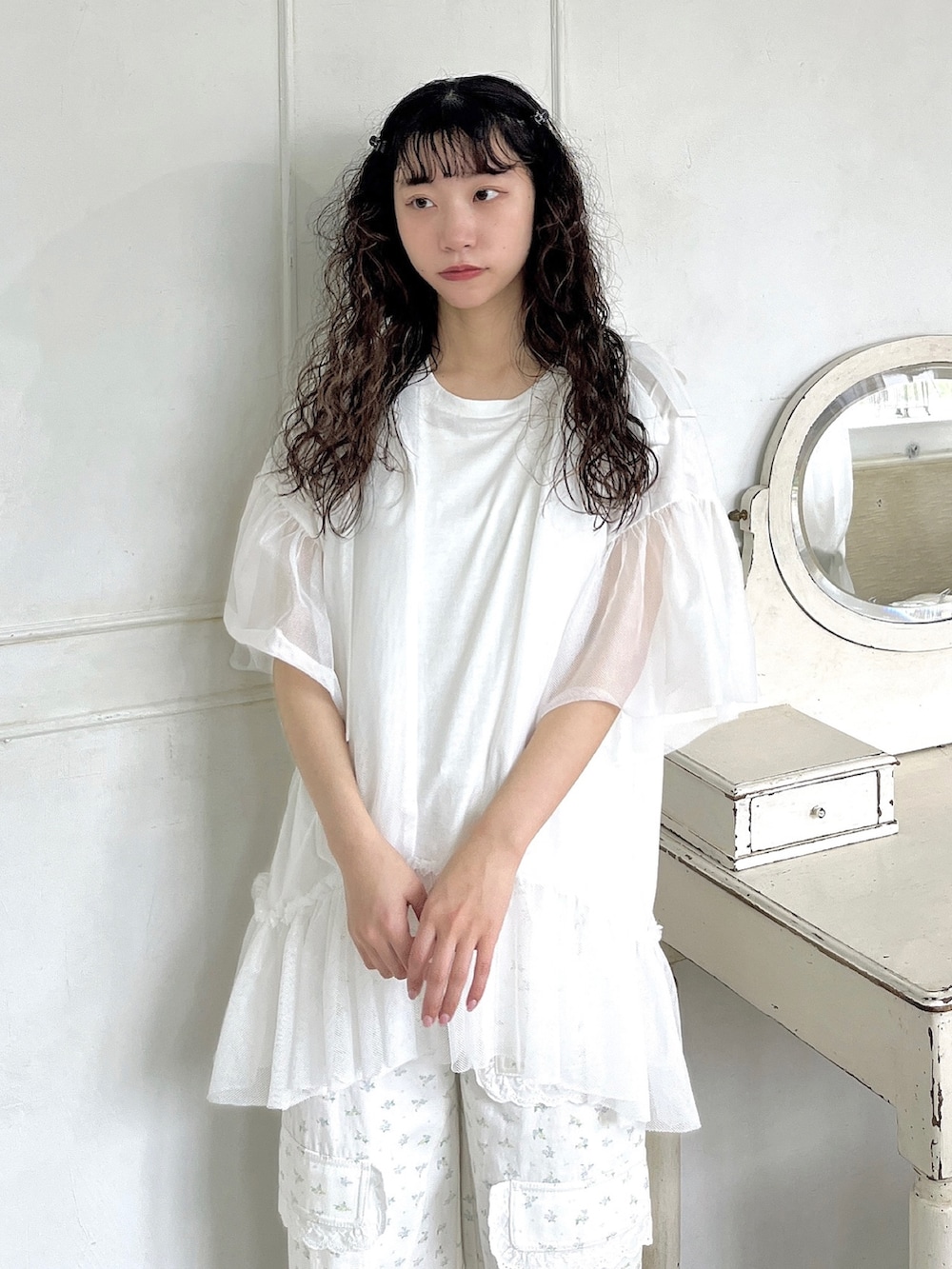 ピンク系のサンダル、ホワイト系のカーゴパンツ、ホワイト系のTシャツ/カットソーを着用したレディースの春コーディネートの6枚目の写真