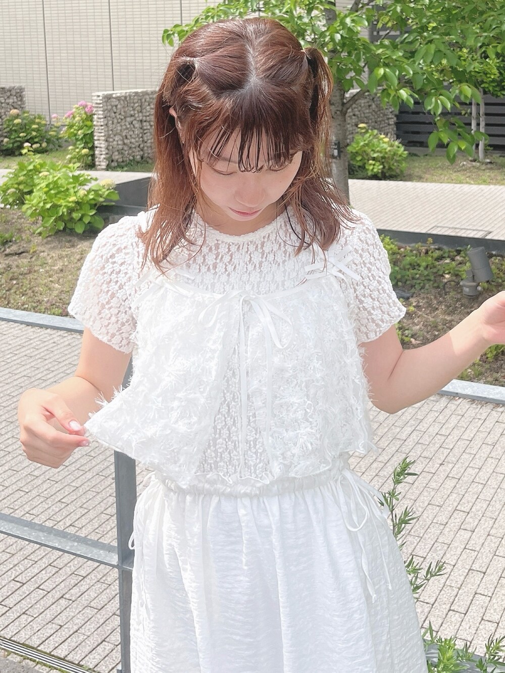 ホワイト系のワンピース、ホワイト系のキャミソール、レッド系のサンダルを着用したレディースの夏コーディネートの6枚目の写真