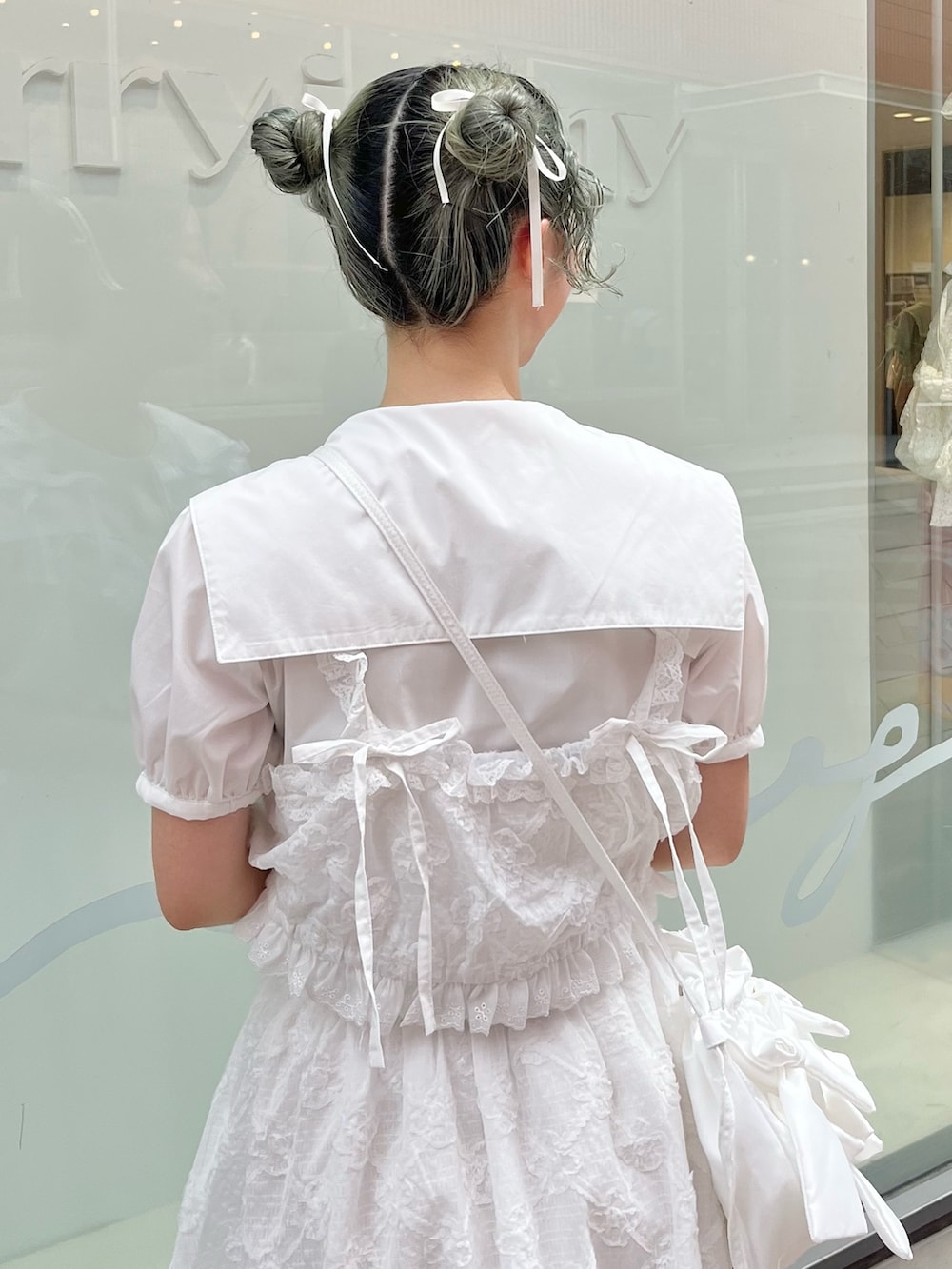 ホワイト系のシャツ/ブラウス、ホワイト系のシャツ/ブラウス、ホワイト系のスカートを着用したレディースの夏コーディネートの6枚目の写真