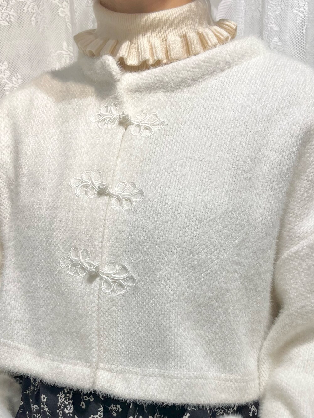 ホワイト系のカーディガン/ボレロ、ホワイト系のニット/セーター、ブラック系のワンピースを着用したレディースの秋コーディネートの7枚目の写真